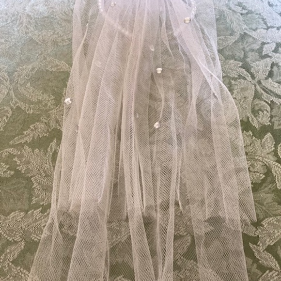 Vintage Pearl Headband With Tulle Veil - Picture 13 of 15